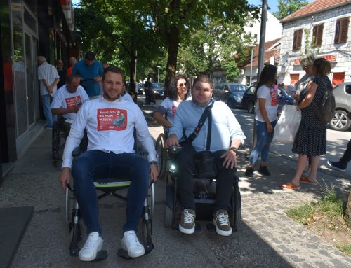 Koji su problemi OSI u bezbjednom kretanju kroz Nikšić: I predstavnici lokalne vlasti vozili invalidska kolica